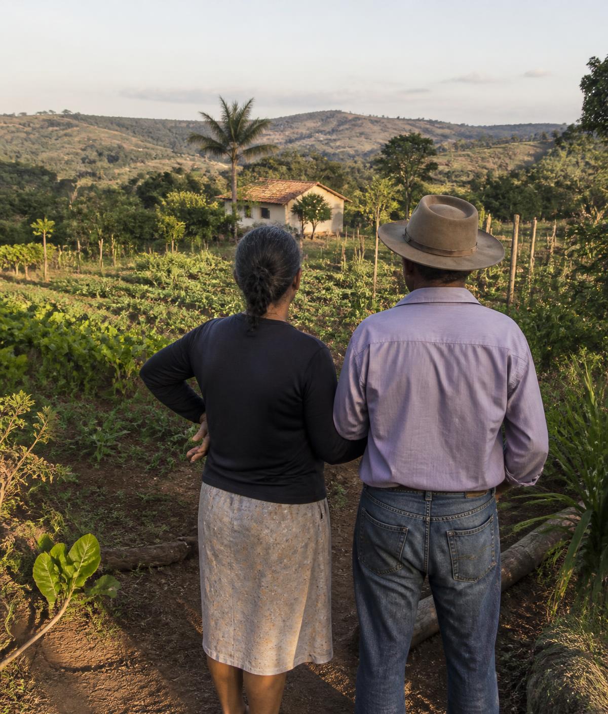 Casal observando sua pequena propriedade rural